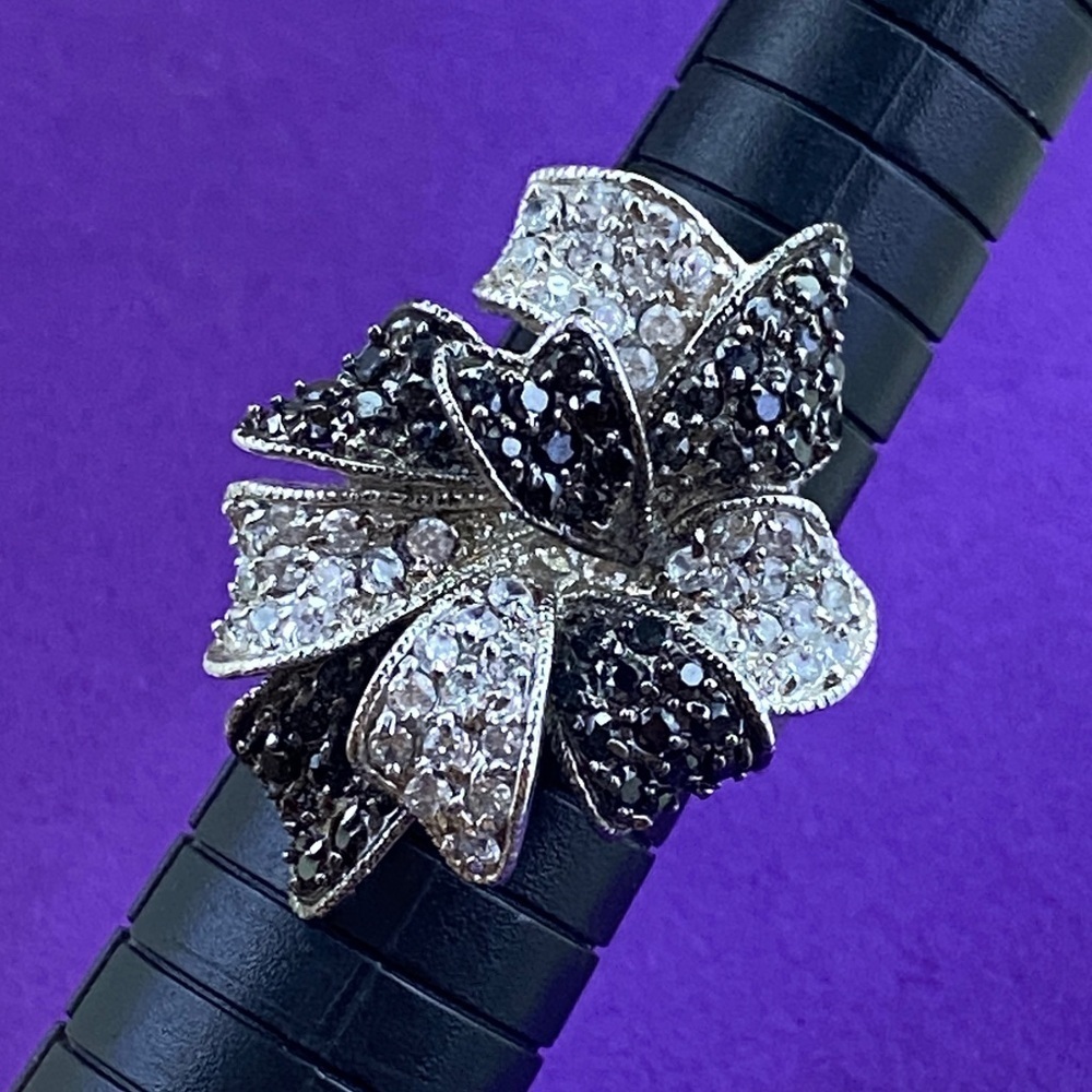 💛 Elegant Sterling Silver Black & White Crystal Flower Ring